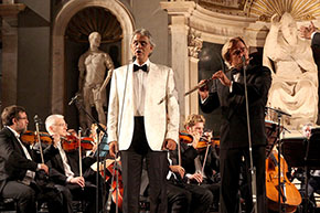 Andrea Bocelli singing at Palazzo Vechio